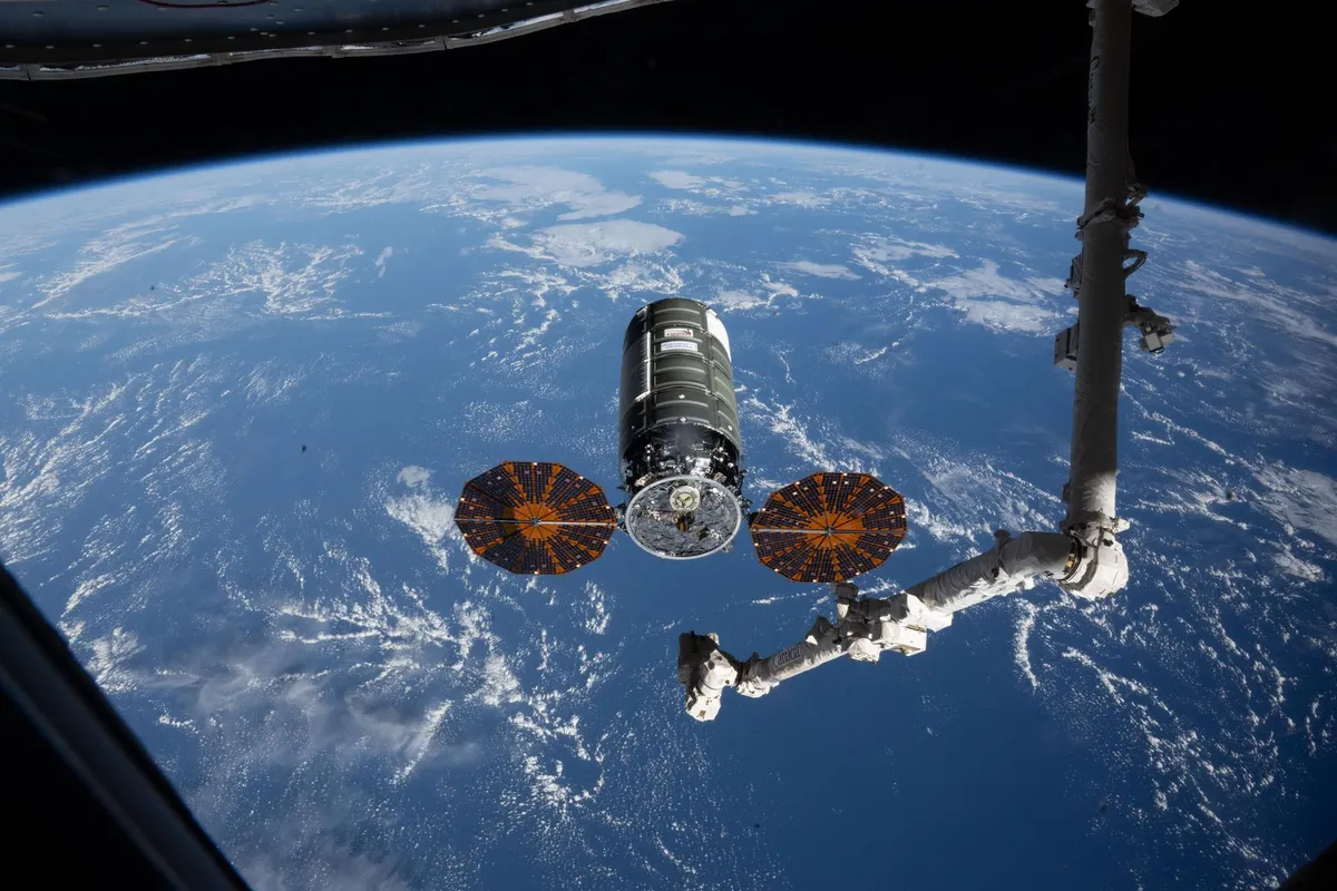 องค์การนาซาเตรียมถ่ายทอดสดภารกิจสำคัญในการแยกตัวของยานขนส่งเสบียง Cygnus XL ในภารกิจ CRS-24 ออกจากสถานีอวกาศนานาชาติในวันที่ 9 ตุลาคมนี้ หลังเสร็จสิ้นการส่งมอบเสบียงและงานวิจัยน้ำหนักกว่า 11,000 ปอนด์ พร้อมเตรียมทำภารกิจลดวงโคจรเพื่อเผาไหม้ในชั้นบรรยากาศโลก