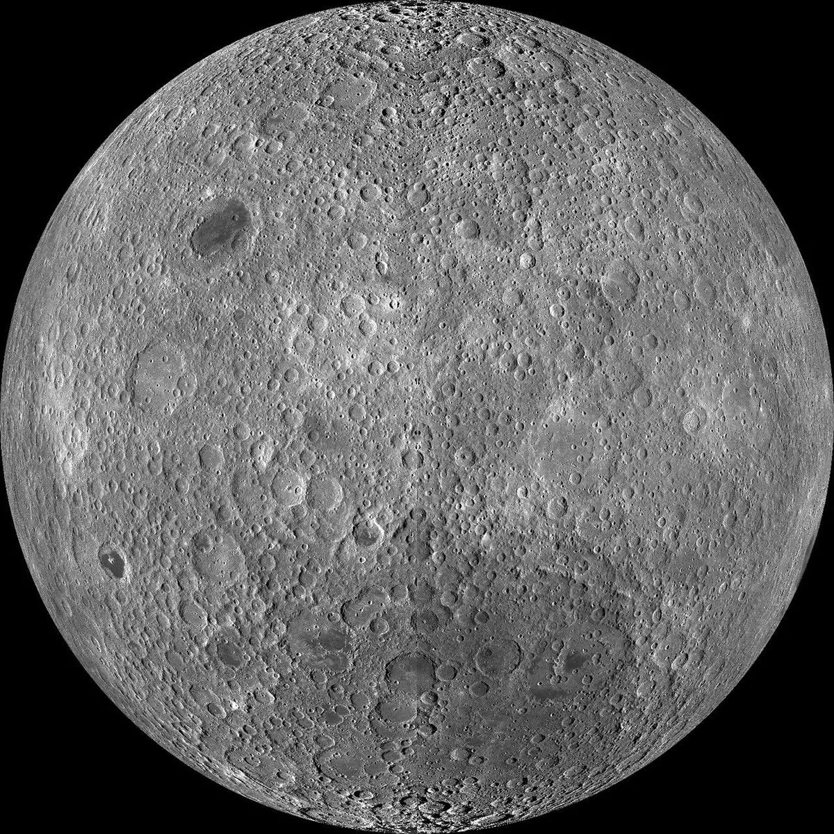 NASA เปิดเผยภาพถ่ายโมเสกความละเอียดสูงของด้านไกลของดวงจันทร์จากยาน LRO แสดงให้เห็นพื้นผิวที่เต็มไปด้วยหลุมอุกกาบาตและขรุขระ ซึ่งแตกต่างจากด้านที่หันหาโลกอย่างสิ้นเชิง การวิเคราะห์ชี้ให้เห็นว่าเปลือกดวงจันทร์ที่หนากว่าในฝั่งนี้เป็นอุปสรรคสำคัญต่อการไหลของลาวาในอดีต