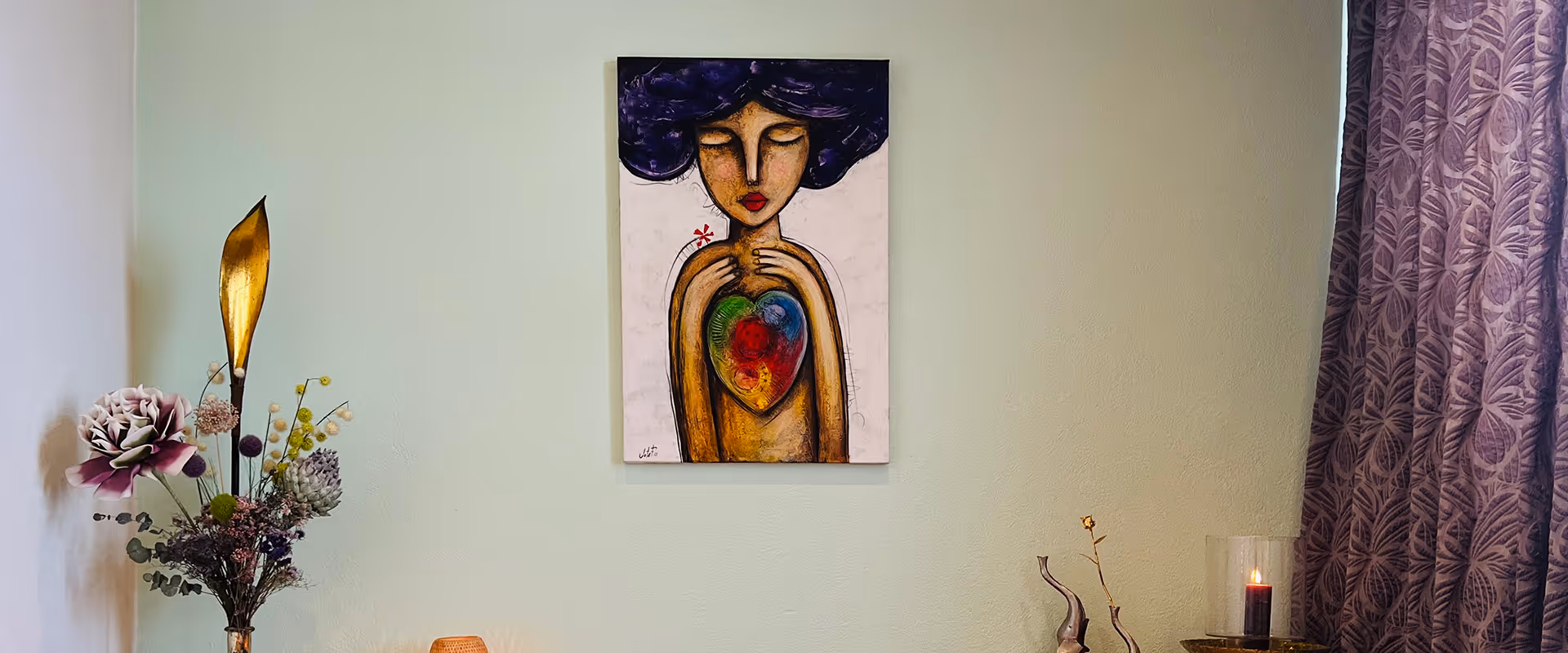 Gemaltes Bild einer Frau mit geschlossenen Augen und einem bunten Herz in der Brust, daneben eine Vase mit Blumen und eine brennende Kerze vor lila Vorhängen abstraktes Bild aus der Praxis von Zürich für Preise und Zeiten aller Massagen