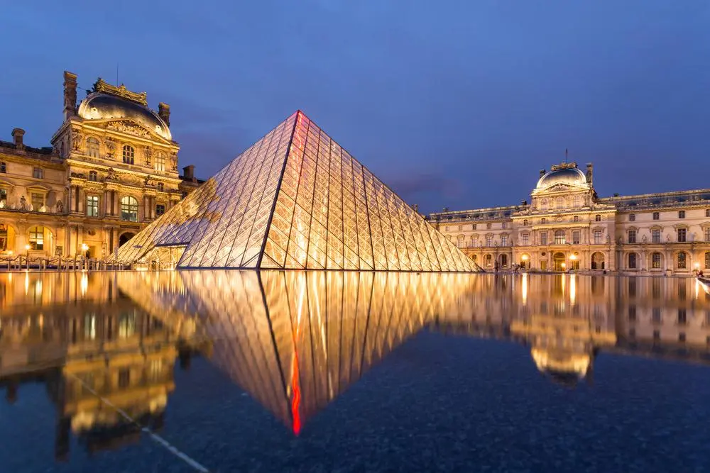 pyramide du louvre