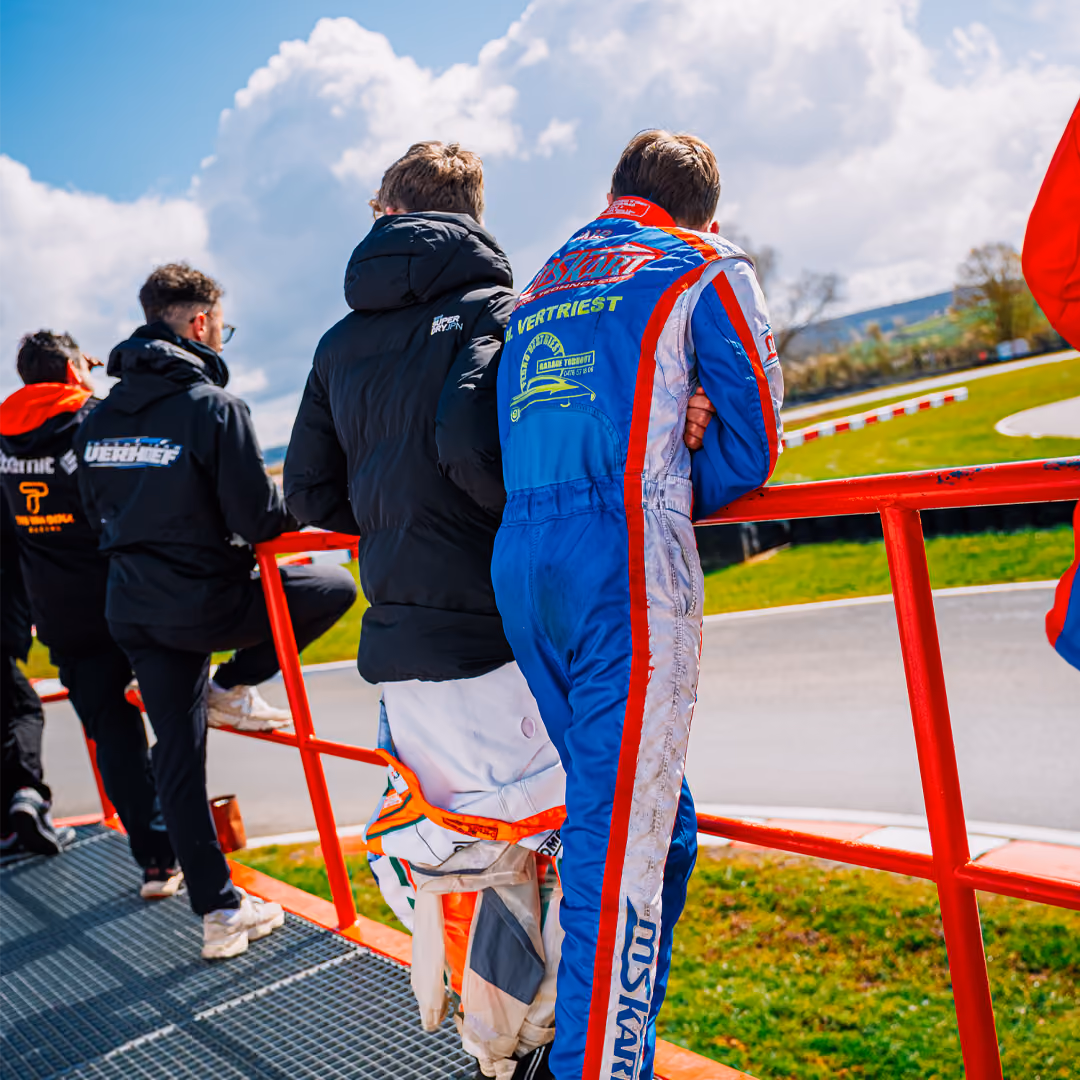 Drivers and team members watching from the pit wall in Mariembourg