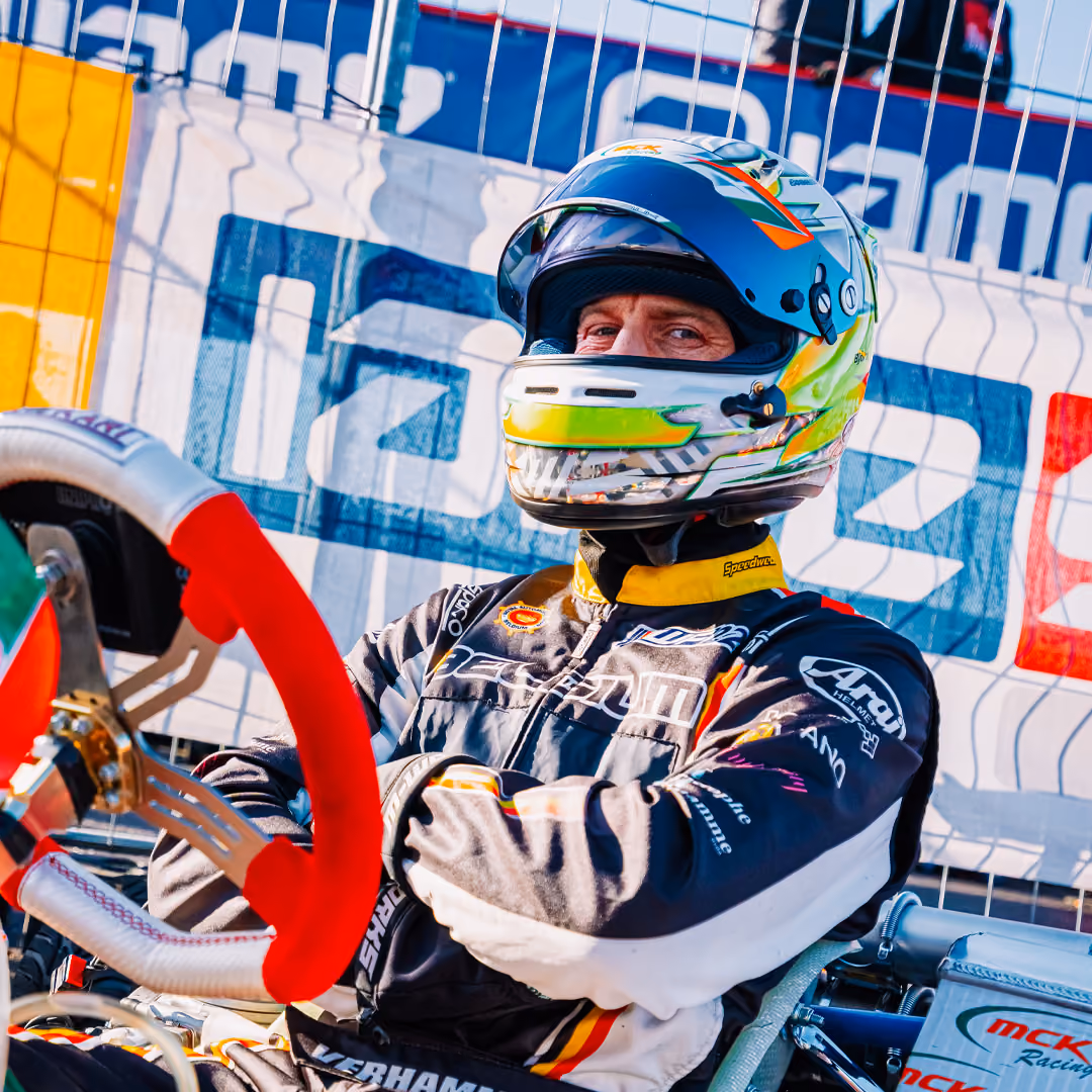 Driver in blue helmet seated in the kart before a session in Mariembourg