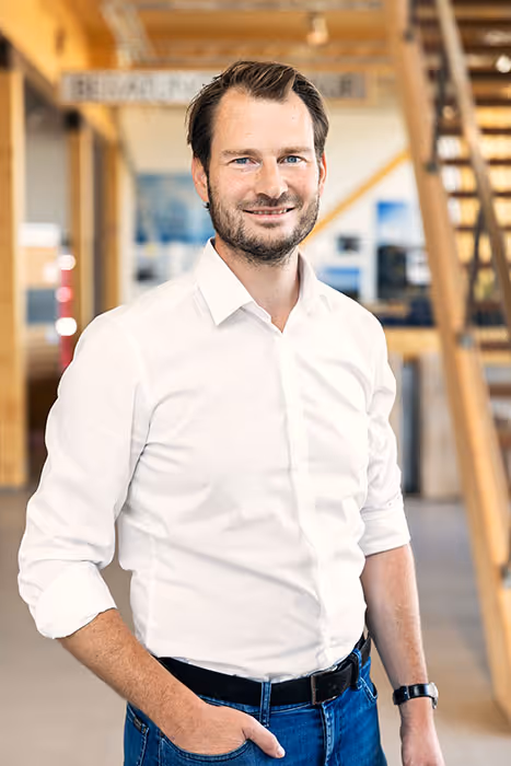Es ist Martin Hilger zu sehen im weißen Hemd