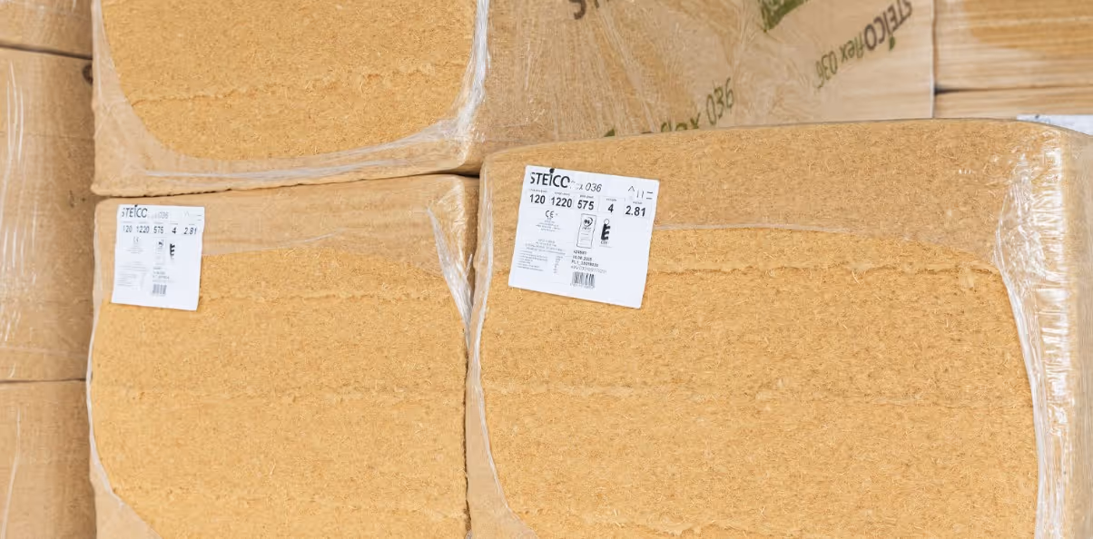 Das Bild zeigt verpacktes und gestapelter Dämmmaterial.