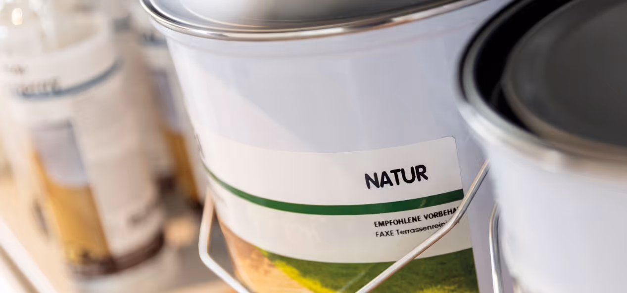 Es ist ein Farbeimer zu sehen mit der Aufschrift, Natur