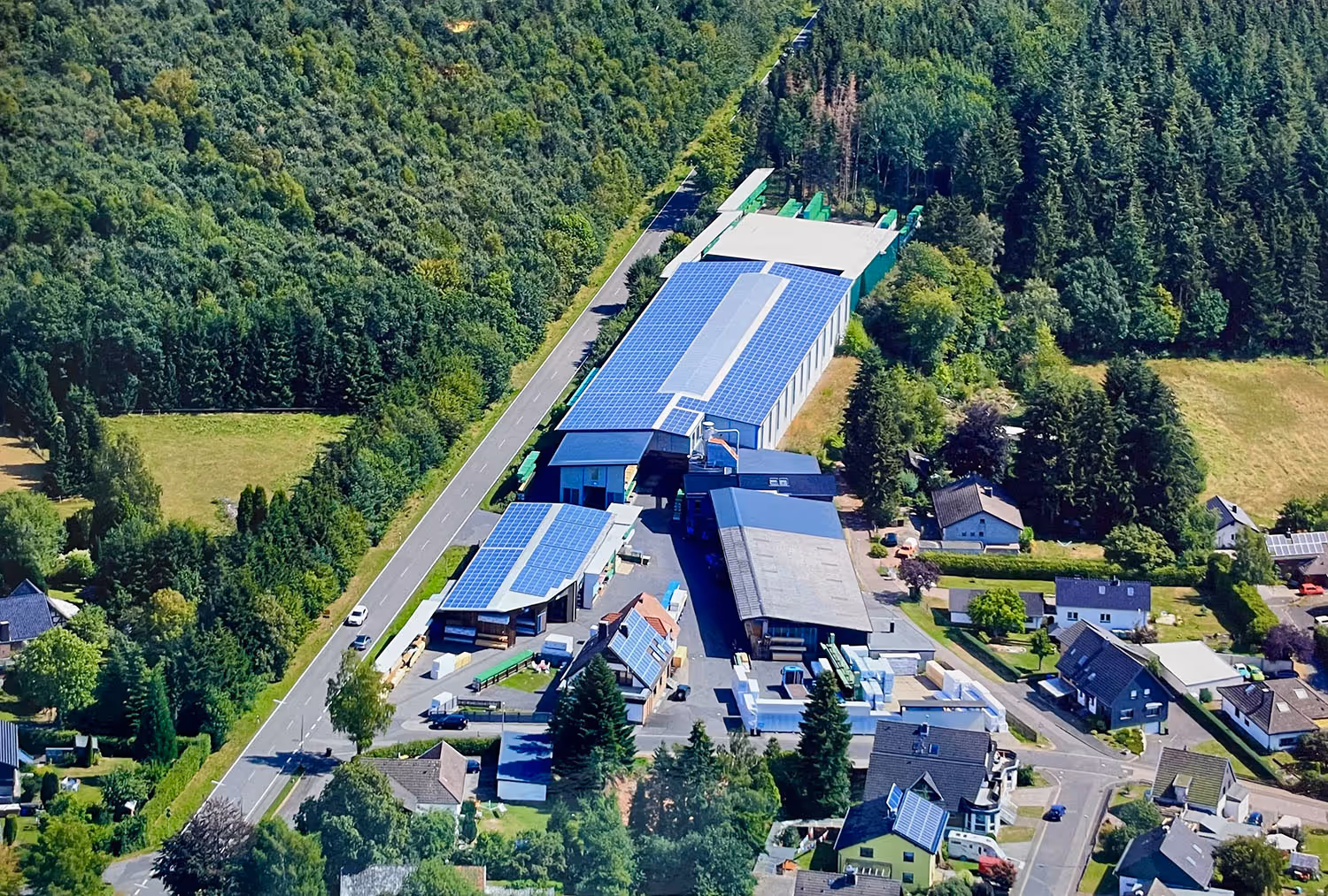Eine Luftaufnahme des modernisierten Gebäudes in Broich inklusive Photovoltaik auf den Dächern