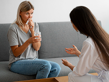 full-shot-young-girl-talking-therapist 3