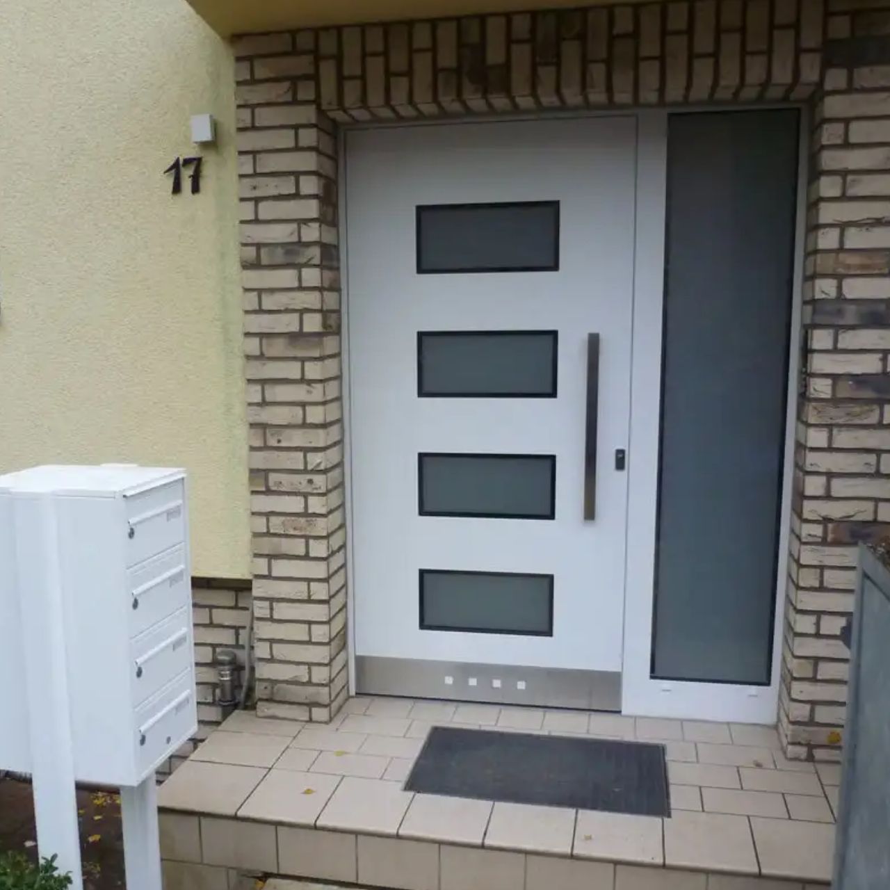 Sektionaltor mit integrierter Schlupftür