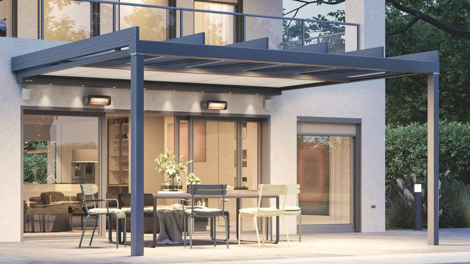 Moderner Außenbereich mit grauem Terassenüberdachnung, Tisch, sechs Stühlen und Blumenvasen vor einem Haus mit großen Fenstern.
