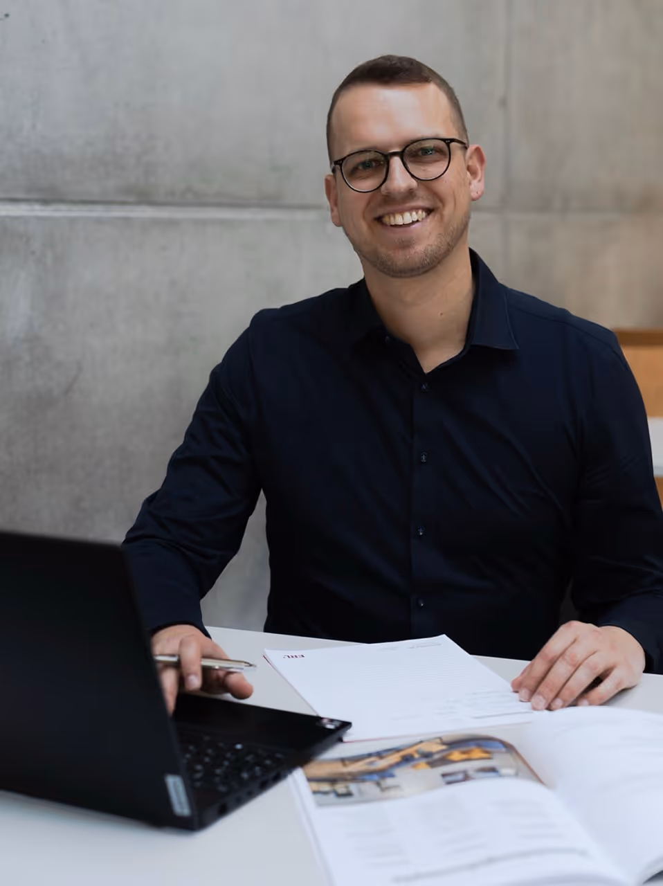 Portrait von Kevin Gerz, Immobilienmakler beim Arbeiten.