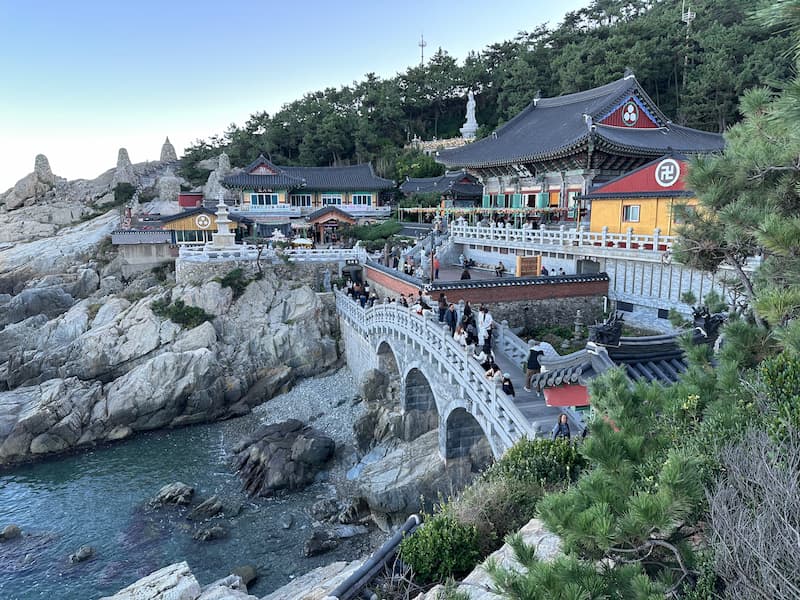 Una fotografía del templo Haedong Yonggungsa a la orilla del mar.
