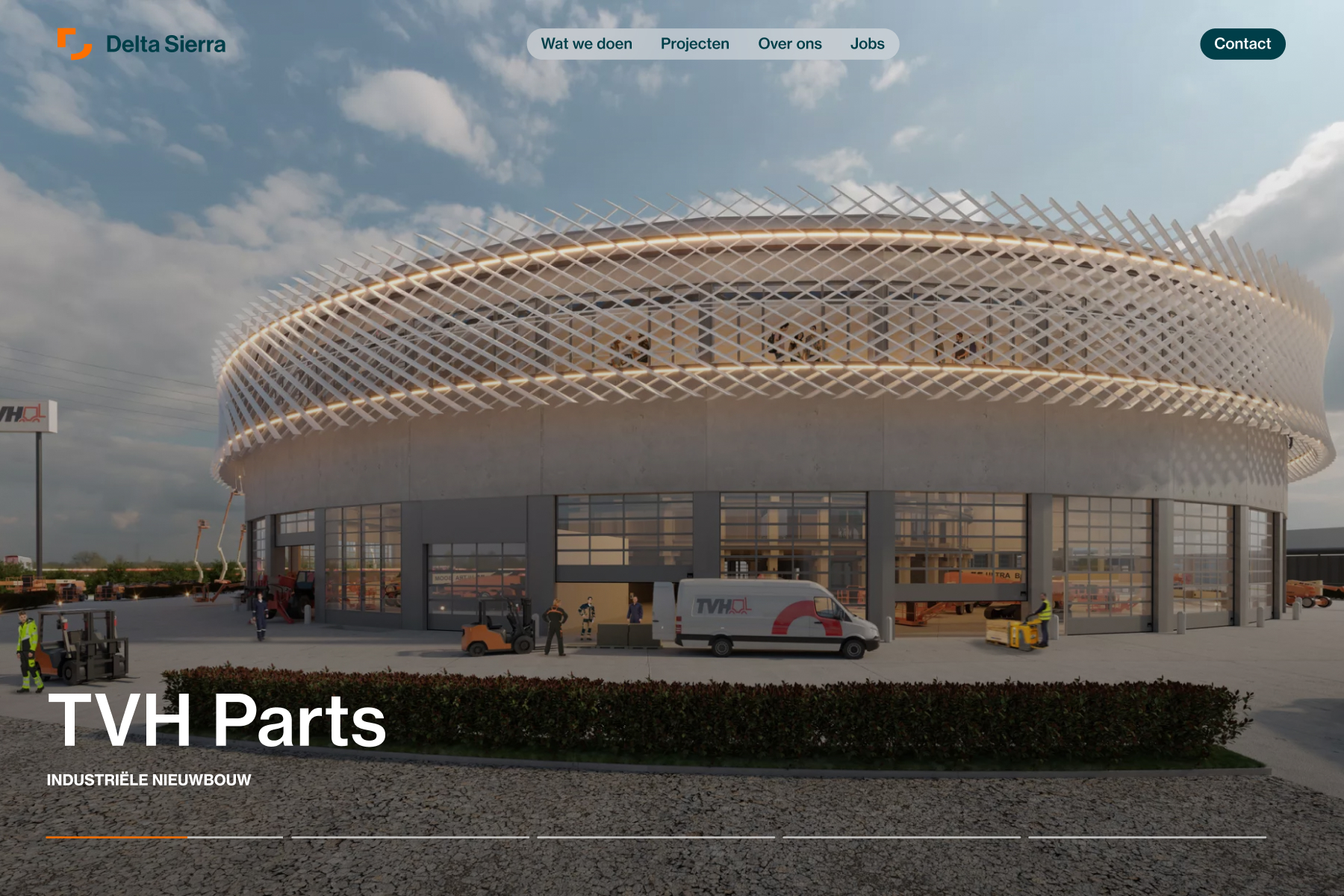 Rond industrieel gebouw met moderne witte roosterstructuur en meerdere werknemers en voertuigen buiten.