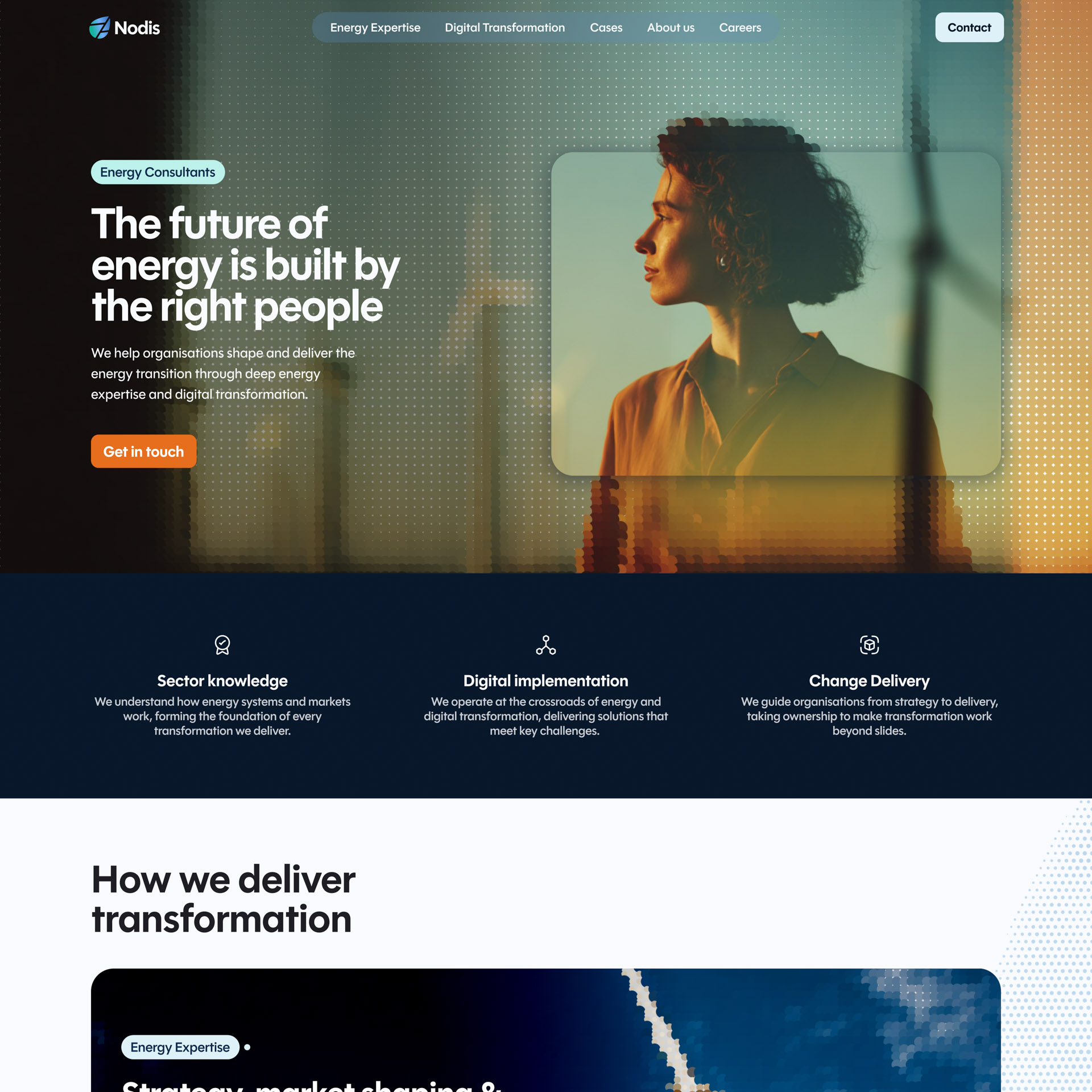 Website homepage van Nodis met de slogan De toekomst van energie wordt gebouwd door de juiste mensen, een profiel van een vrouw en secties over sectorkennis, digitale implementatie en veranderaanpak.
