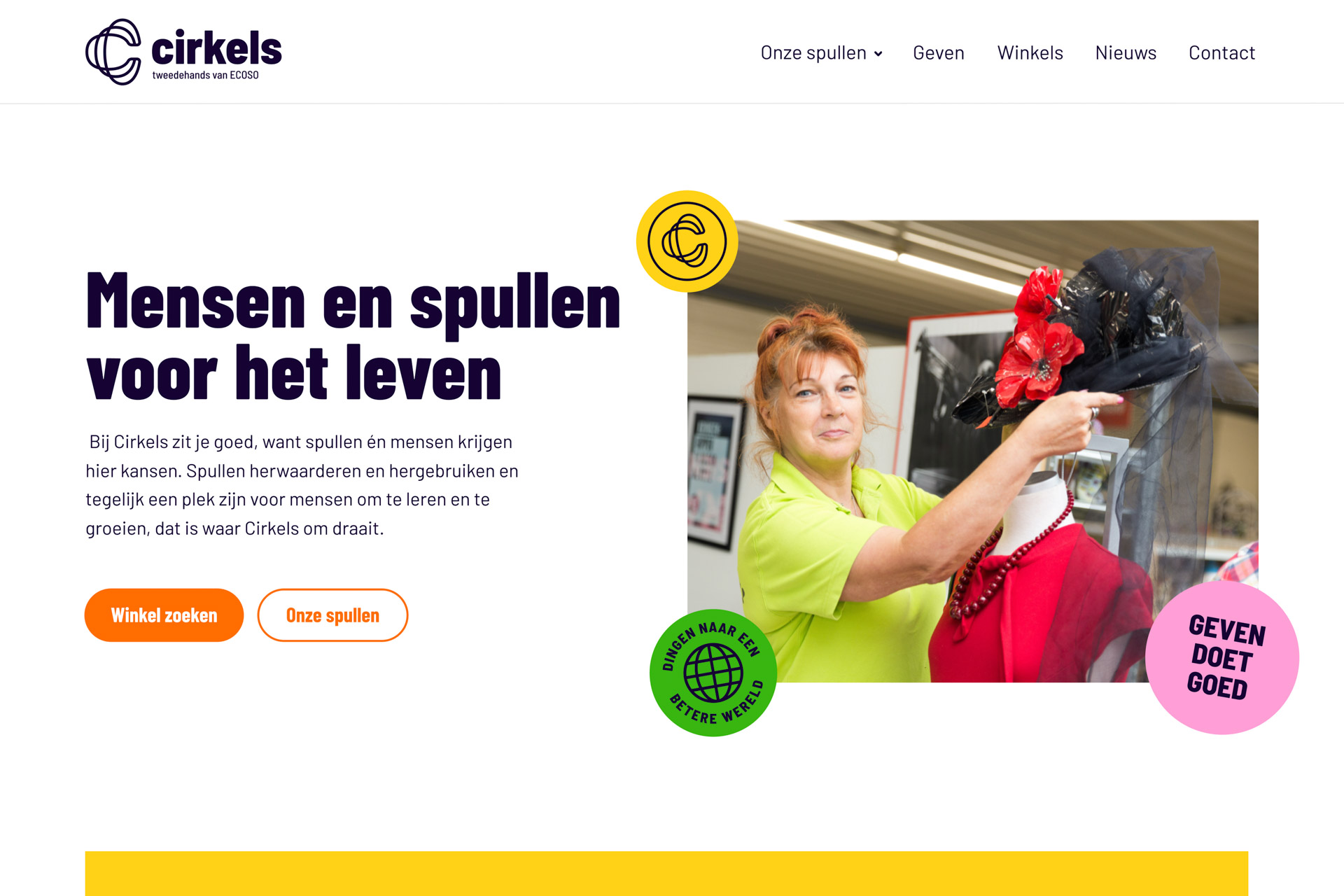 Vrouw in groene trui die een hoed met rode bloemen op een etalagepop plaatst in een winkelomgeving.