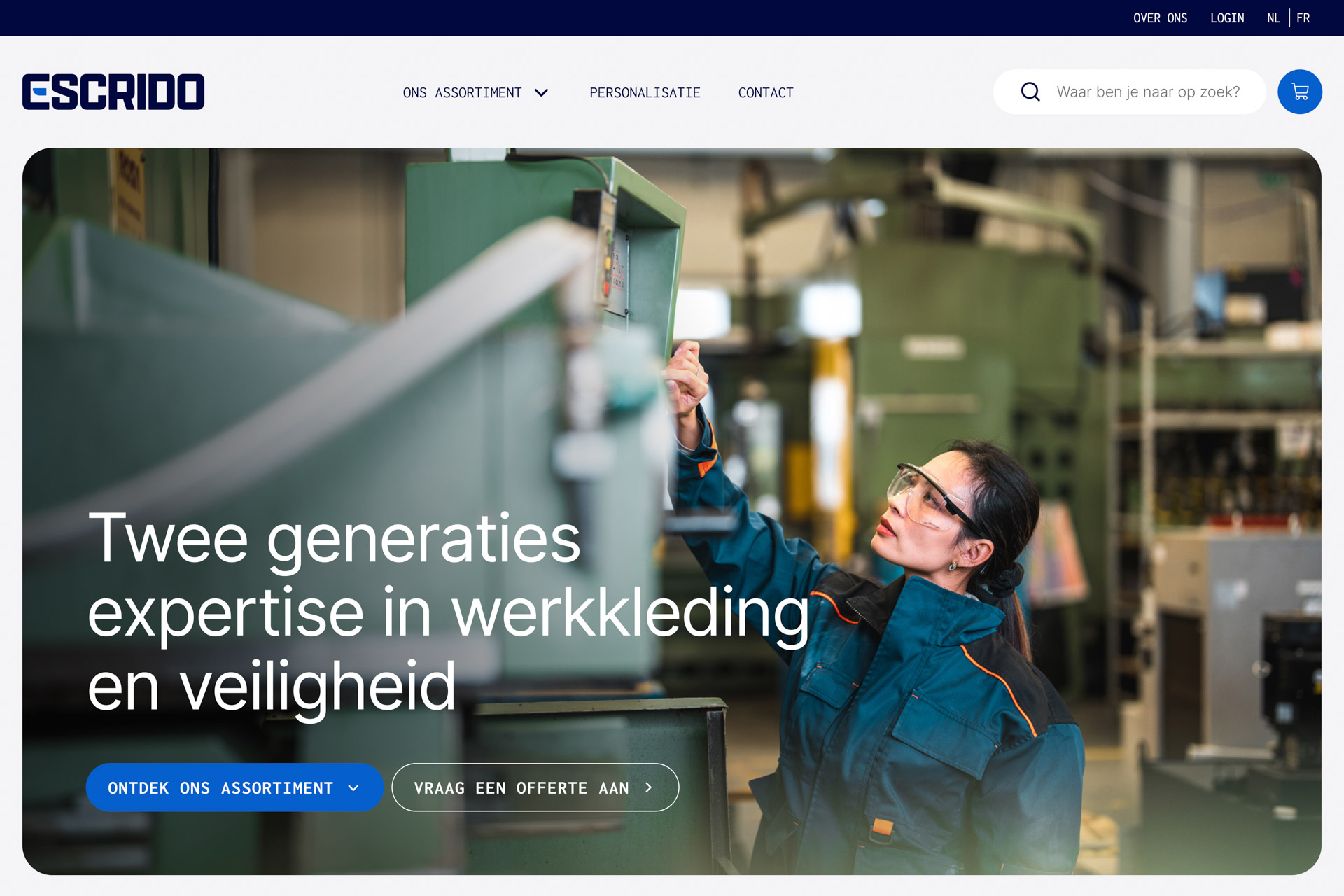 Vrouw draagt beschermbril en werkkleding in een industriële omgeving en bedient een machine.