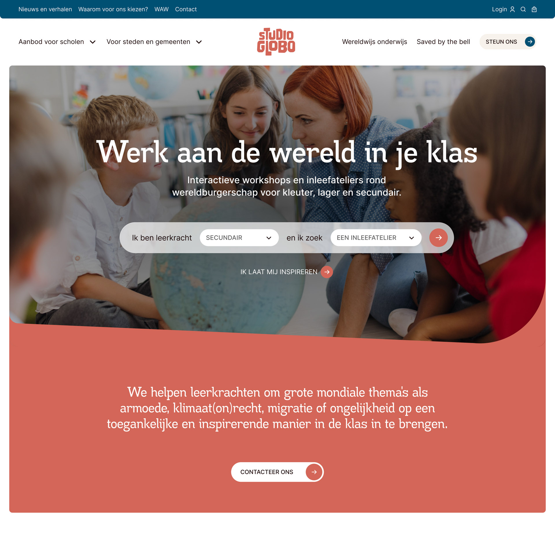 Leerkracht die met jonge leerlingen rond een wereldbol zit tijdens een interactieve les over wereldburgerschap.