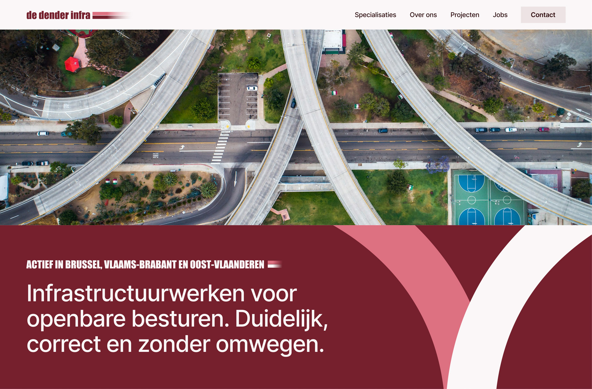 Luchtfoto van snelwegknooppunt met meerdere verhoogde wegen en een basketbalveld naast de weg.