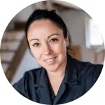 Portrait of Amira J., Front Office Manager in Düsseldorf, celebrating her new job.