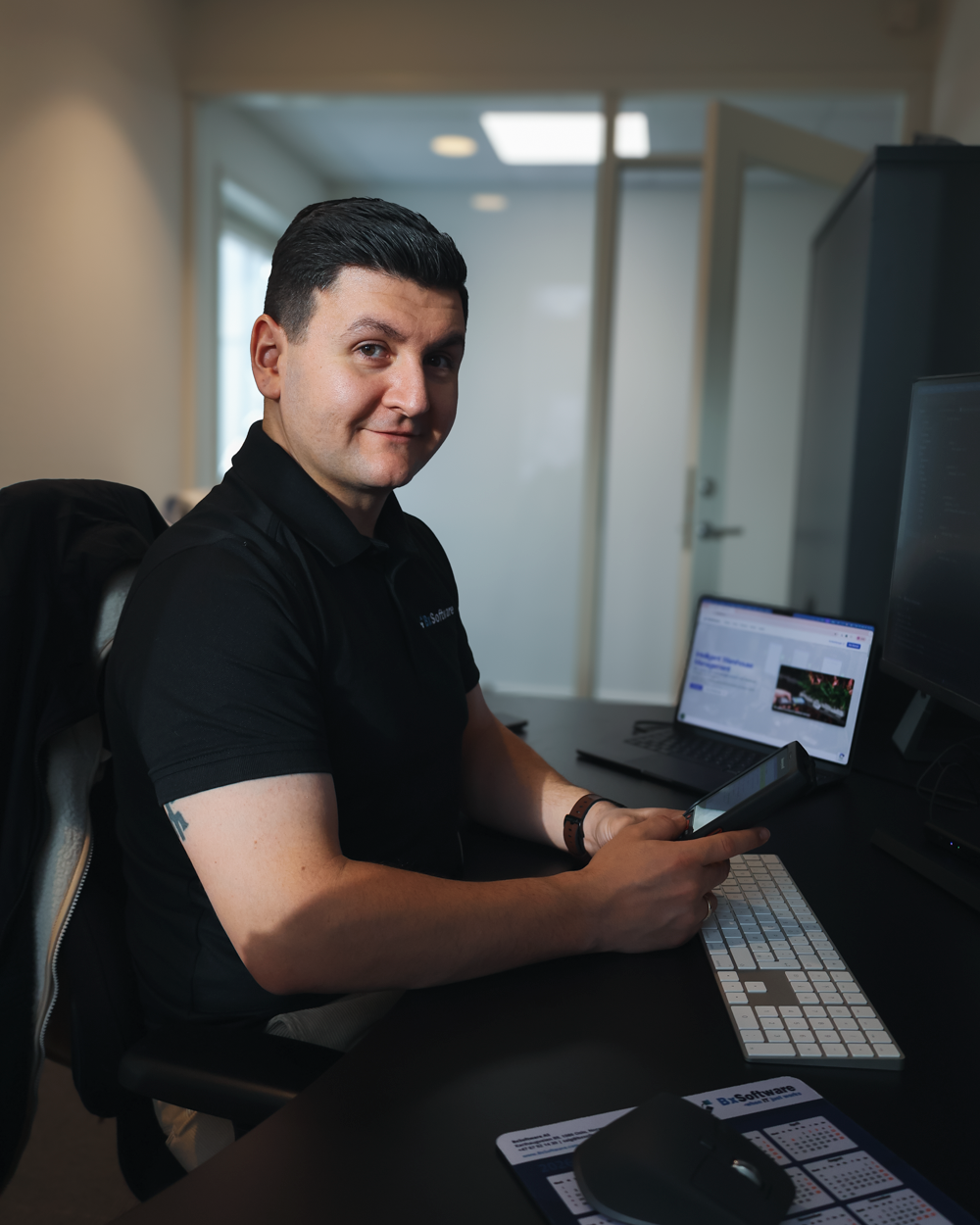 Ansatt i BxSoftware, med håndterminalen klar til å vise deg hvordan du effektiviserer lageret med BxLogistics