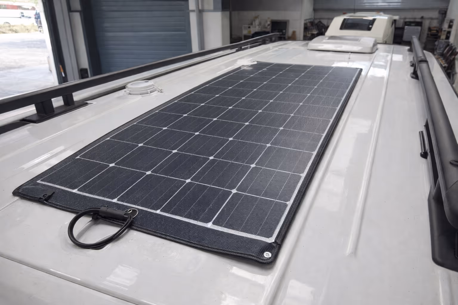 Motorhome roof solar panel array for off grid power system