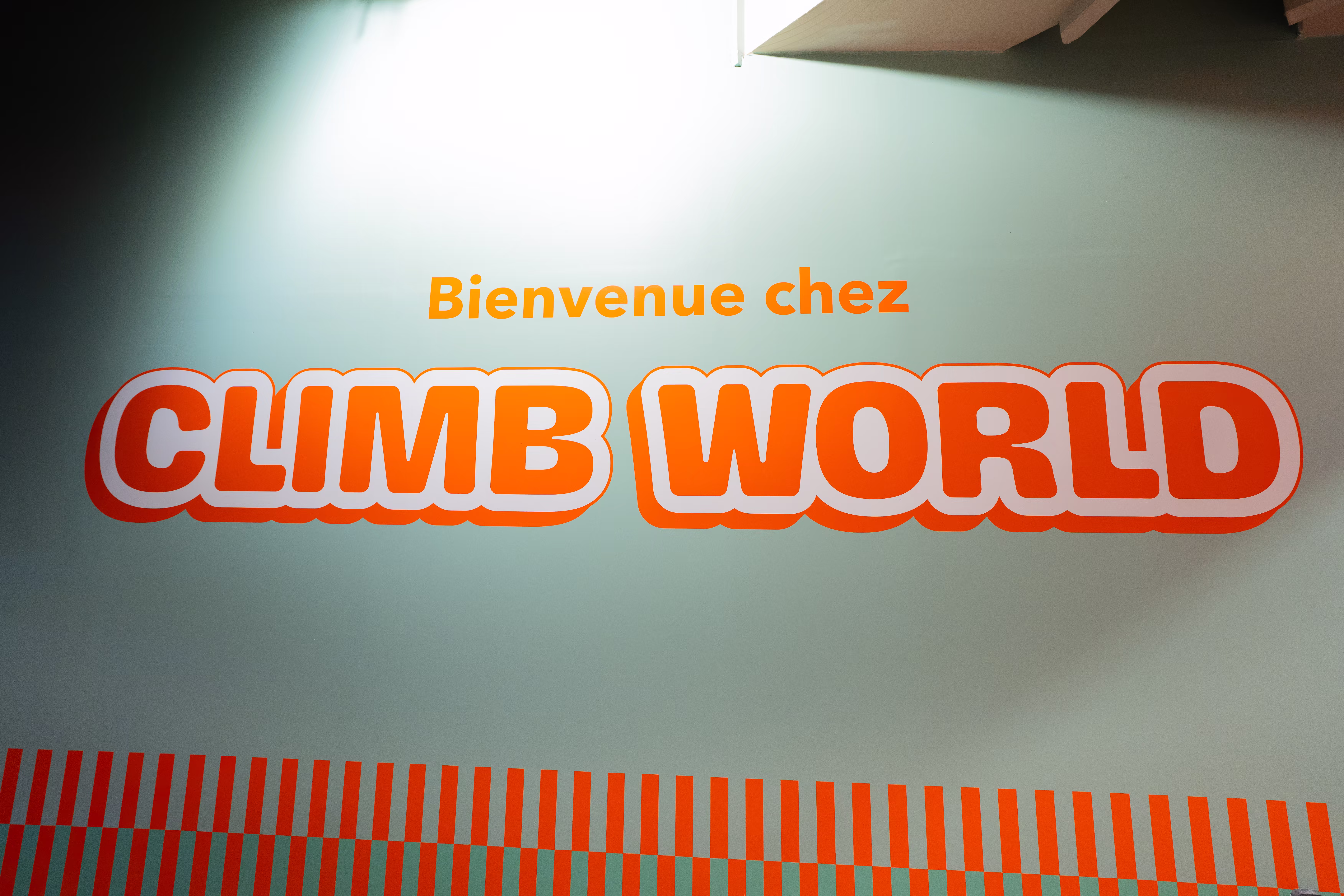Logo Climb World et message de bienvenue dans l'espace d'accueil.