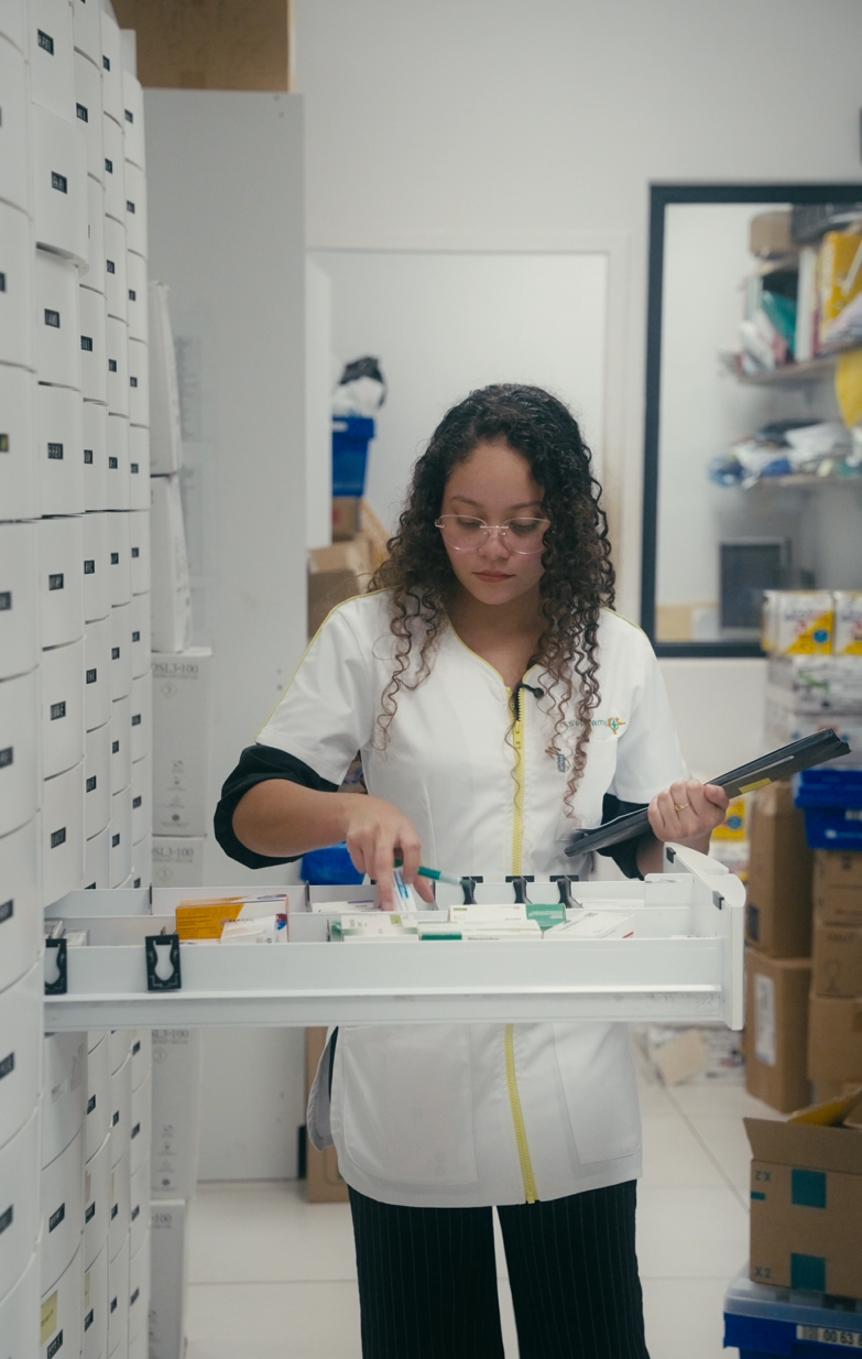 Étudiante de LV Consultants dans une pharmacie en Guyane