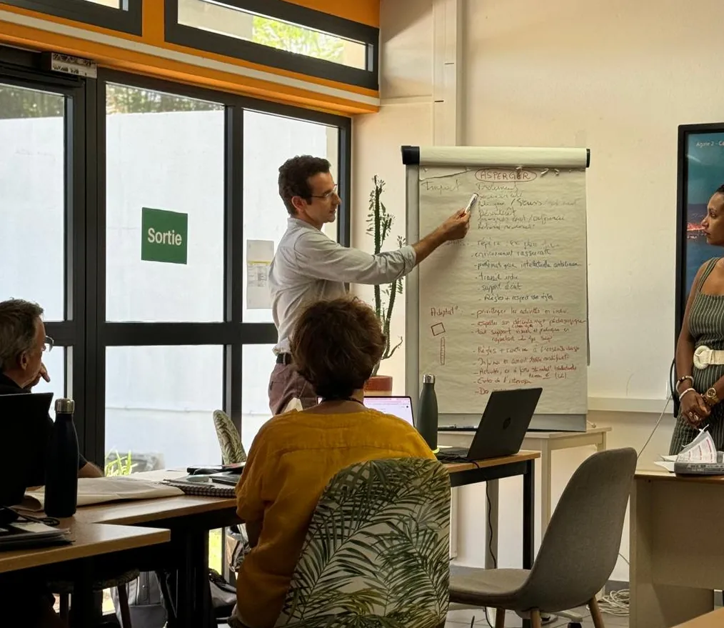 Un formateur LV Consultants en séance au paperboard