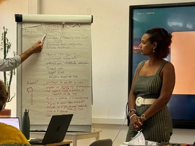 En séance au centre de Cayenne : une participante debout face au groupe, à côté du paperboard