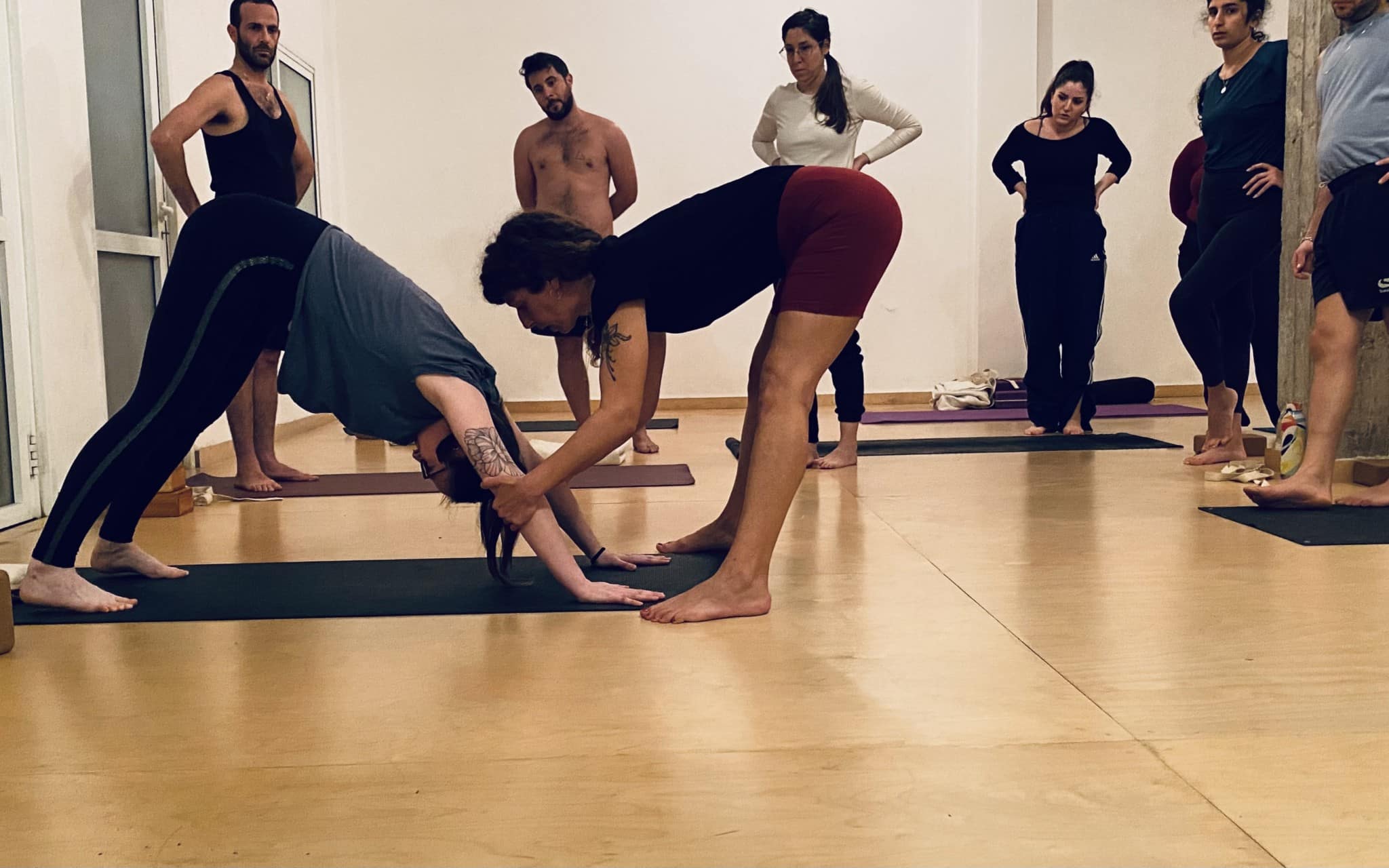 מרחב להעמקה באיינגאר יוגה עם אשרת מאיר | אירוע בסטודיו נעים