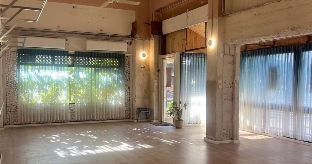 Bright practice space with large windows at the Bat Galim 13 branch | Studio Naim Haifa