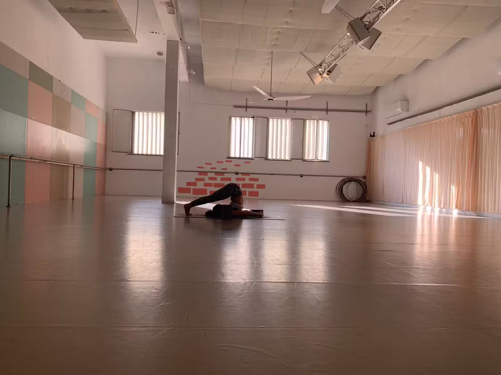 Stretching practice in the high-ceilinged space at the Ibn Gabirol 108 branch | Studio Naim Tel Aviv