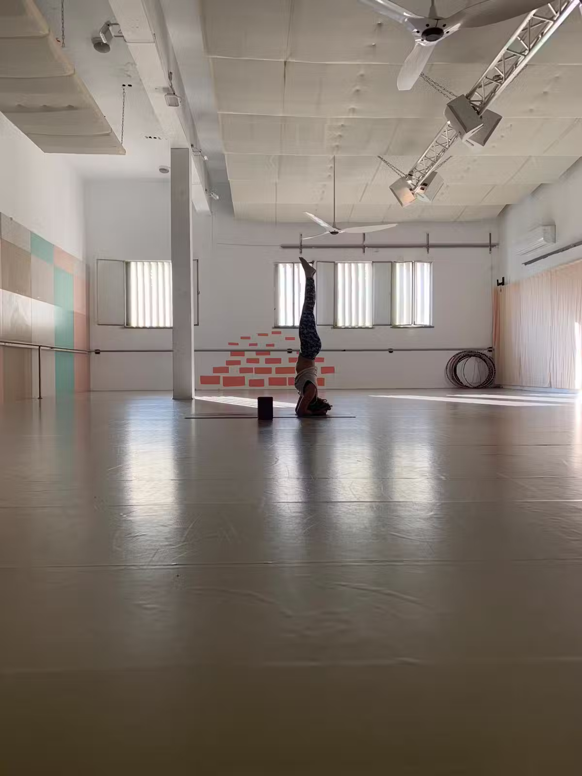 Large movement hall with high ceilings at the Ibn Gabirol 108 branch | Studio Naim Tel Aviv
