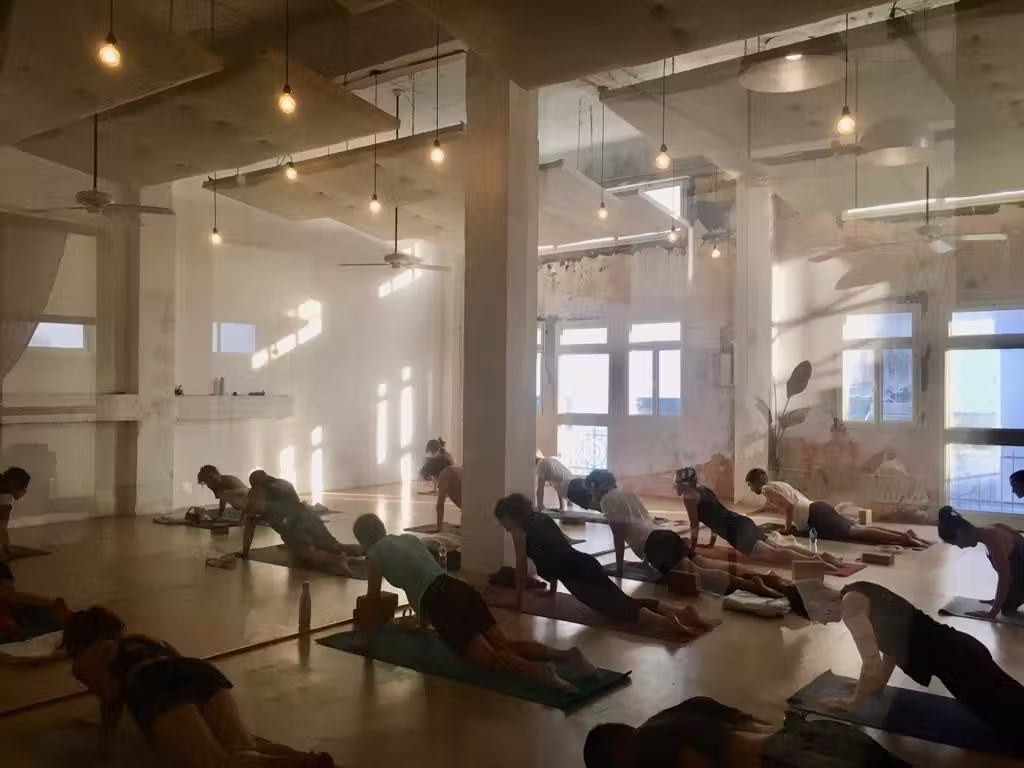 שיעור יוגה קבוצתי בחלל הגדול בסניף הנמל 10 | סטודיו נעים חיפה