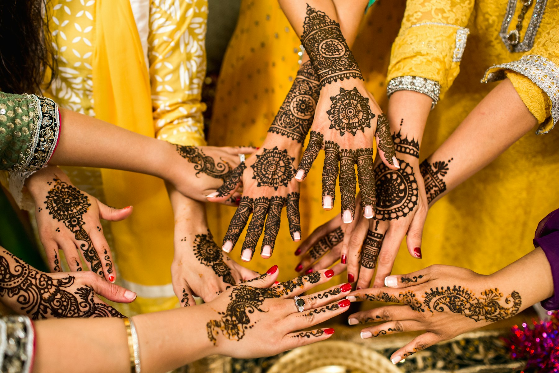 Mit kunstvollen Mehndi-Mustern verzierte Hände