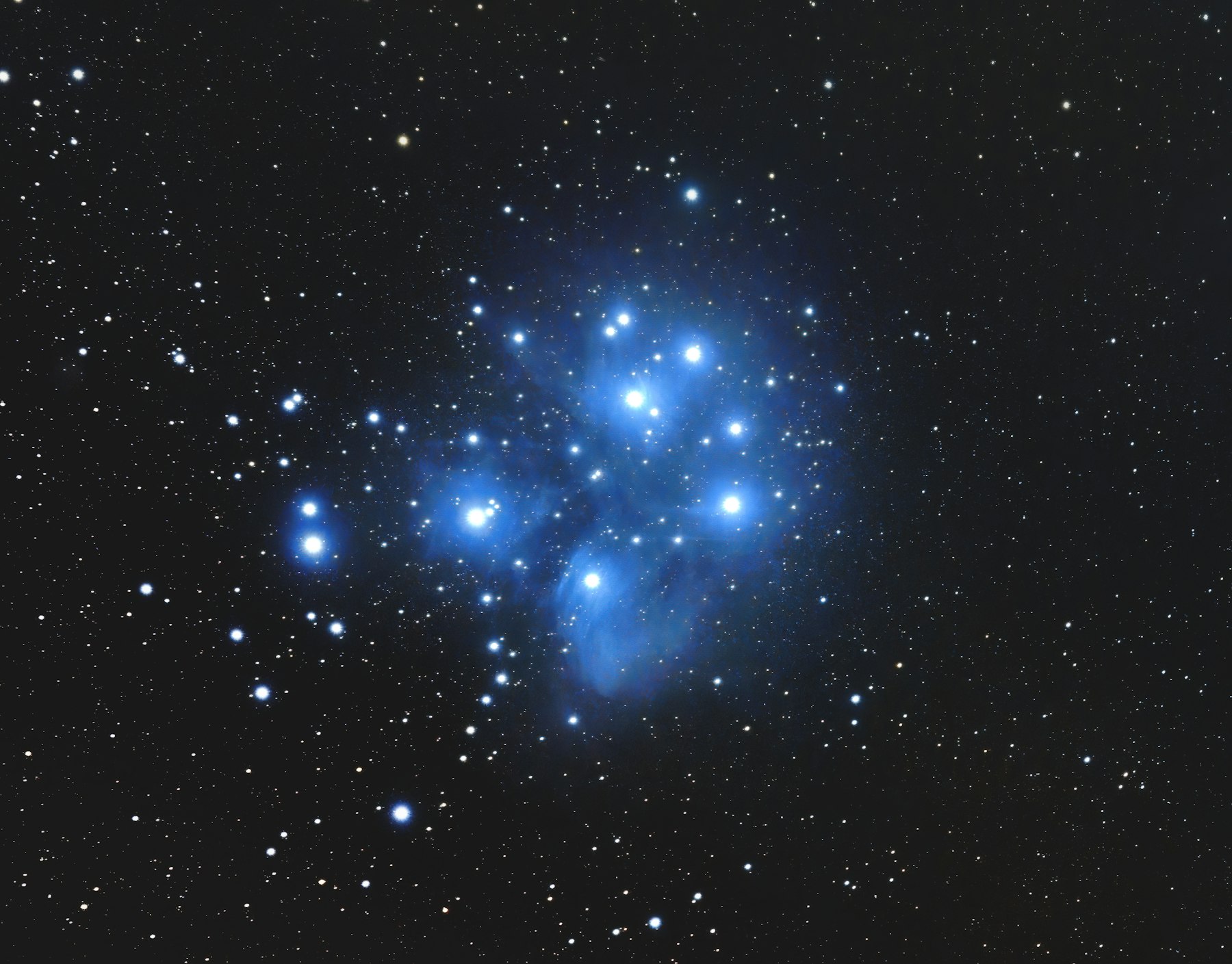 El cúmulo estelar de Matariki, también conocido como las Pléyades, brilla en azul sobre un cielo nocturno oscuro