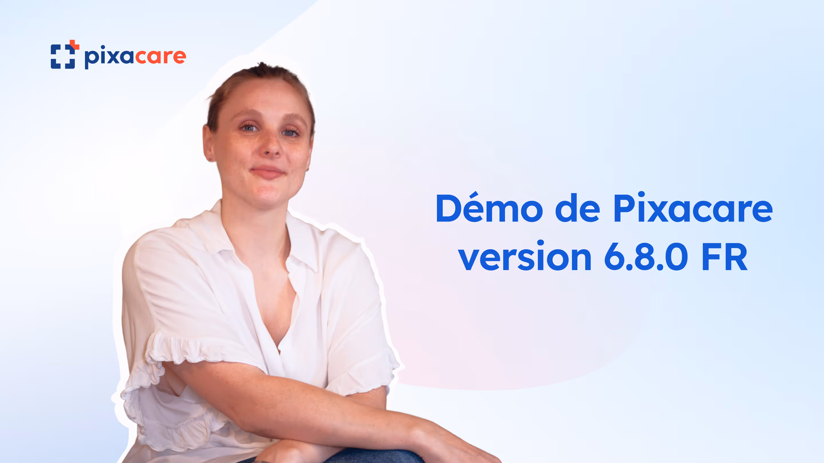 Femme assise en chemise blanche souriant à côté du logo et du texte Démo de Pixacare 6.8.0 FR.