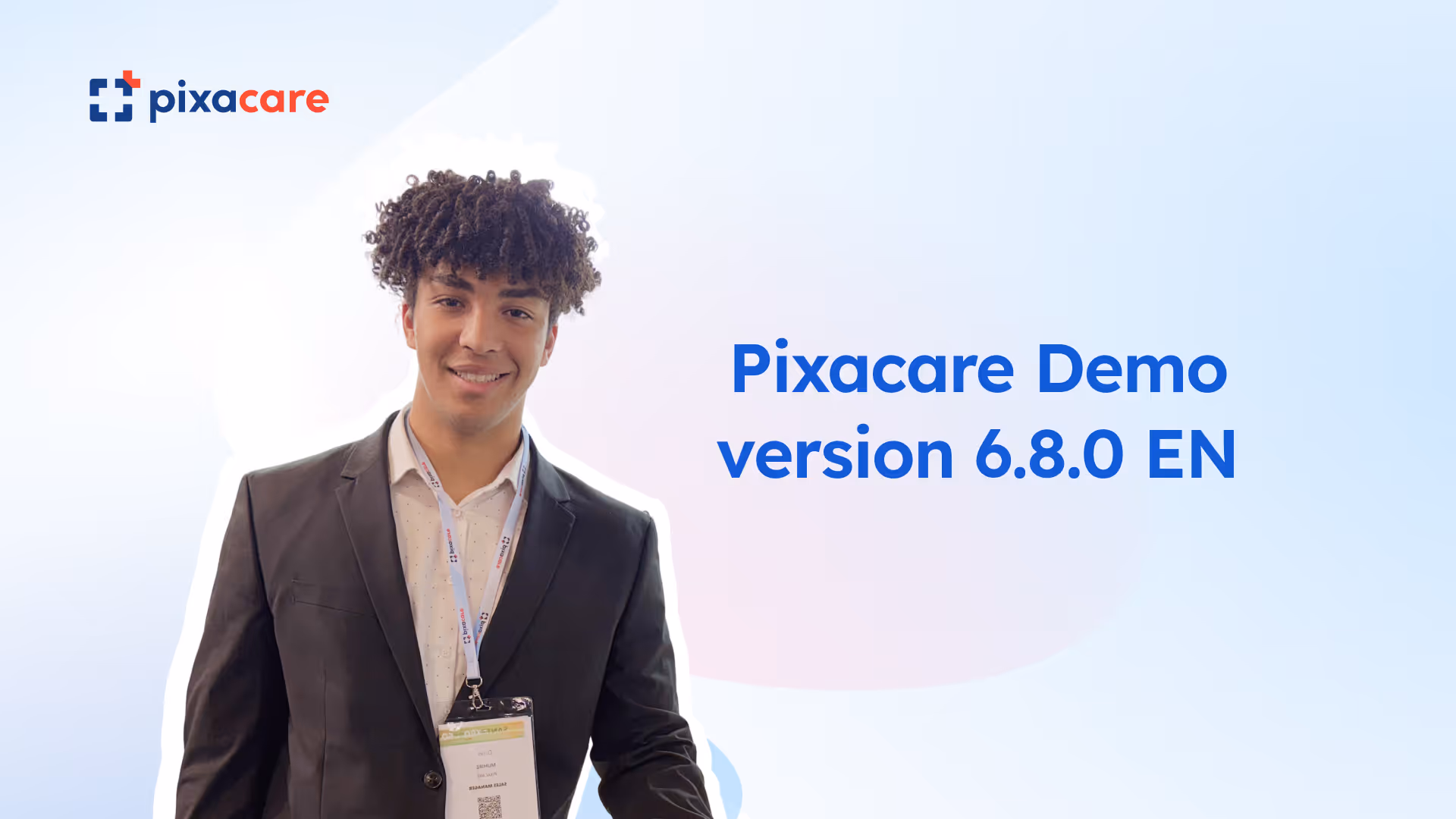 Lächelnde Frau in einem weißen Kurzarmhemd mit dem Text Pixacare Demo Version 6.8.0 FR.