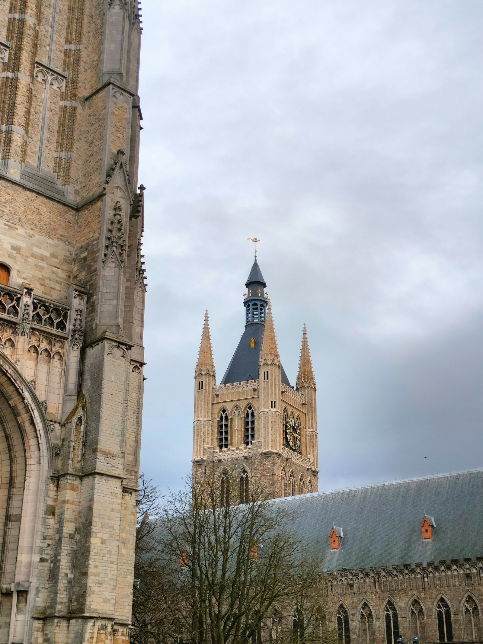 Online marketingbureau Ieper, de Lakenhalle met belfort