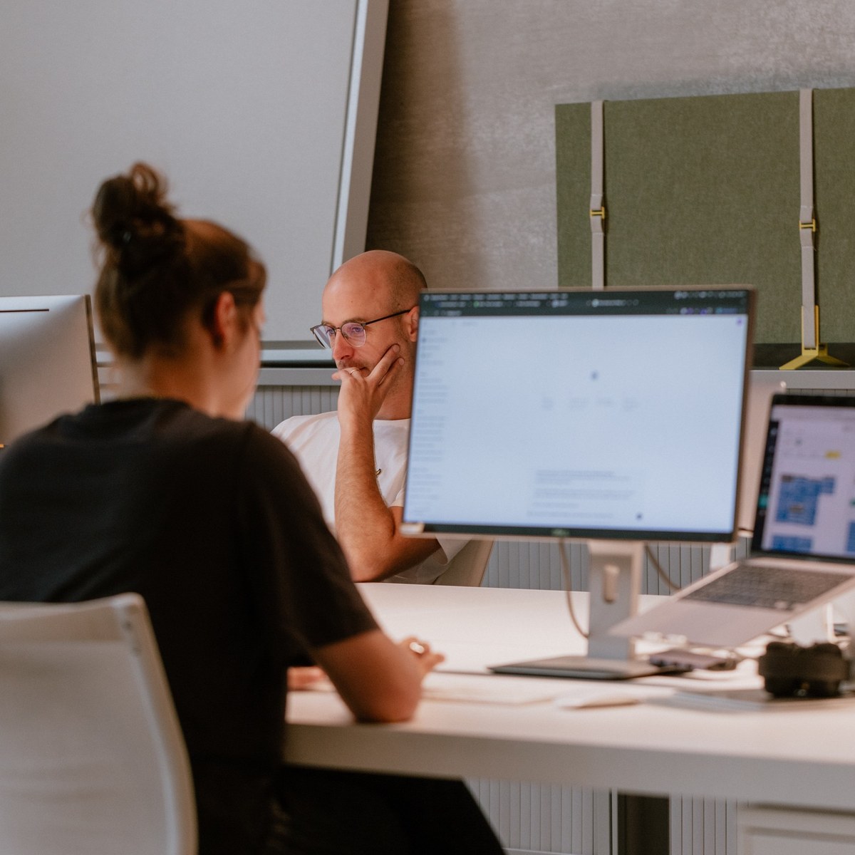 Kruisraket specialisten overleggen over een Google Ads campagne