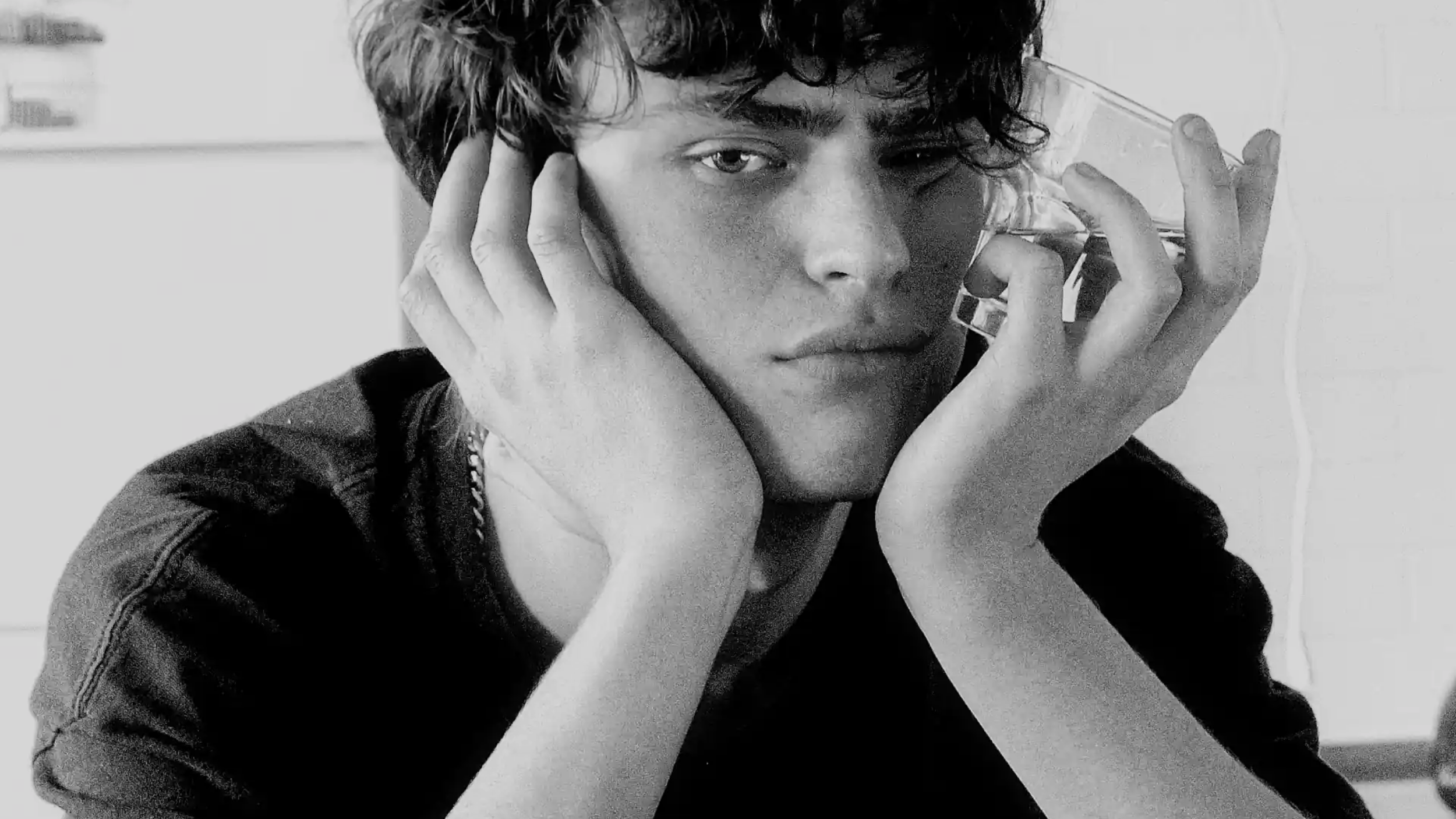 Portrait als Metapher für kreative Perspektive und strategische Markenarbeit des Brand Communication Studios Unbothered in Hamburg.