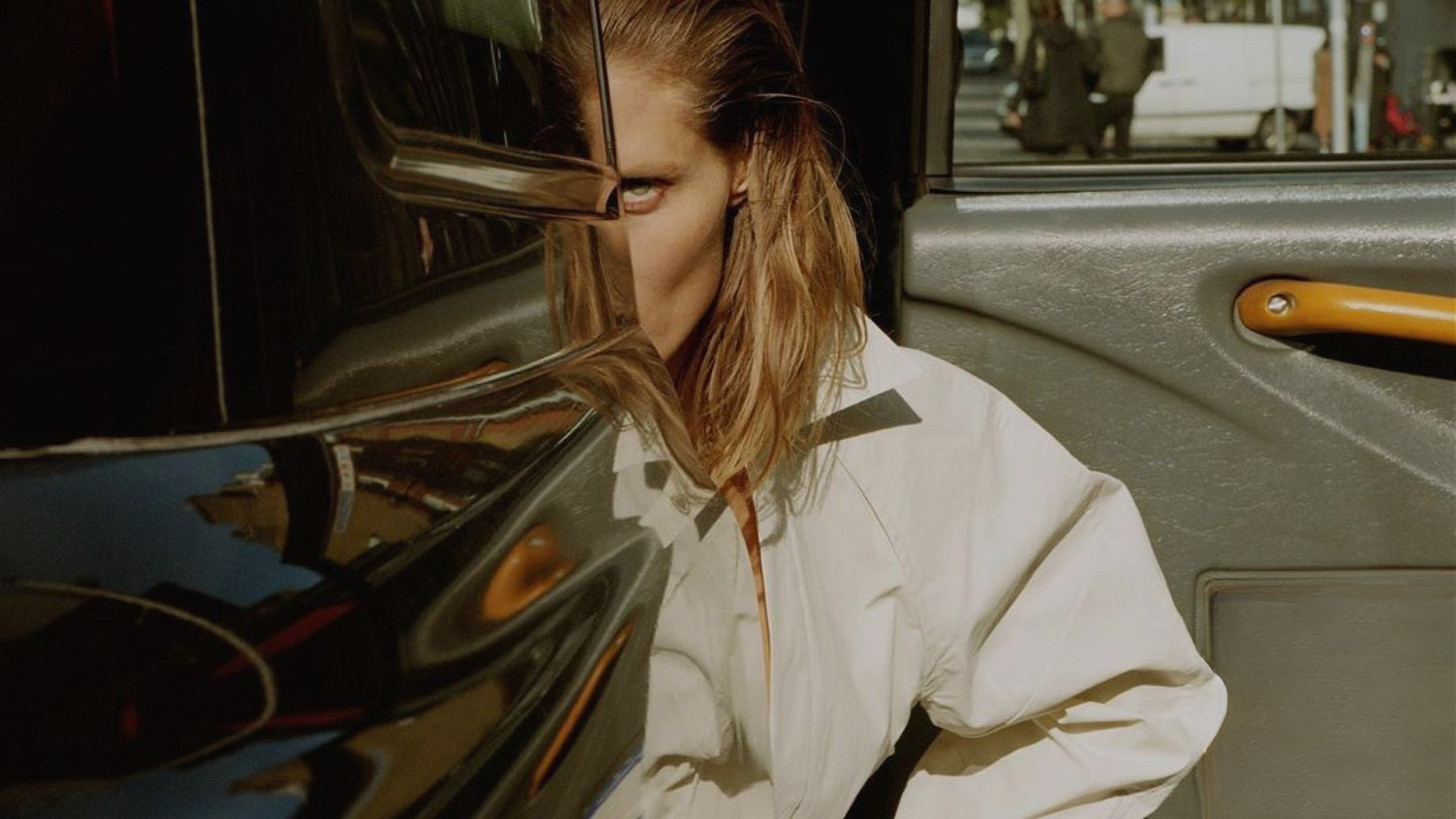 Editorial Bild als visuelle Metapher für Perspektive und Markenidentität im Brand Studio Unbothered.