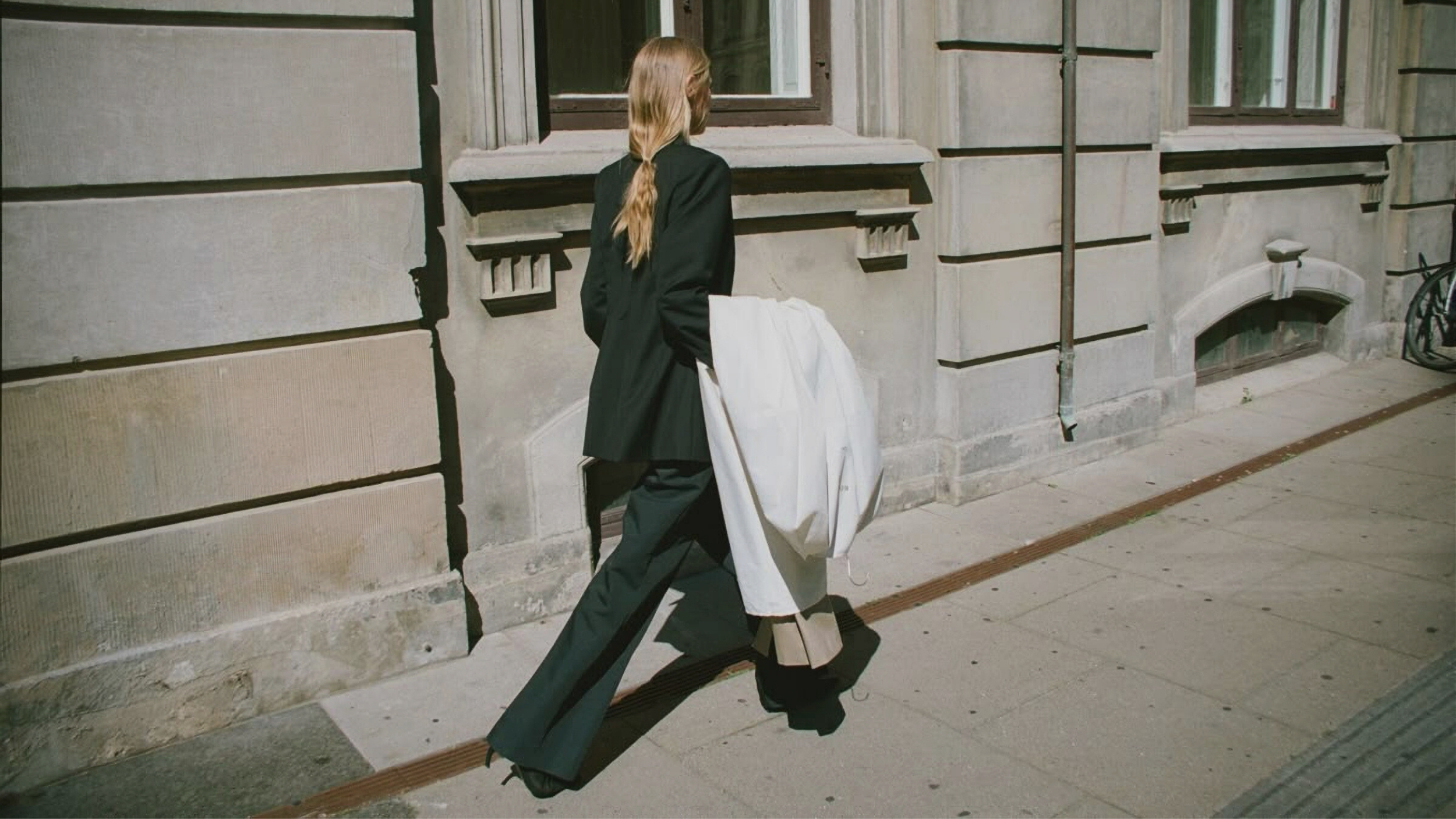 Visuelle Darstellung von strategischer Markenentwicklung und klarer Brand Direction durch das Studio Unbothered.