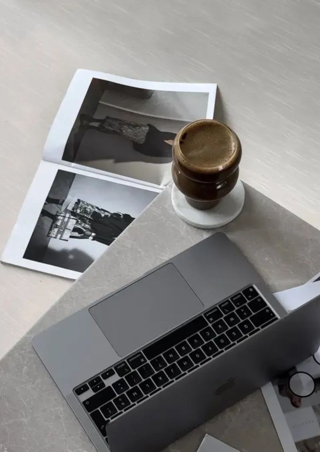 Studio-Workspace für strategische Markenentwicklung, Positionierung und Brand Voice bei Unbothered in Hamburg.