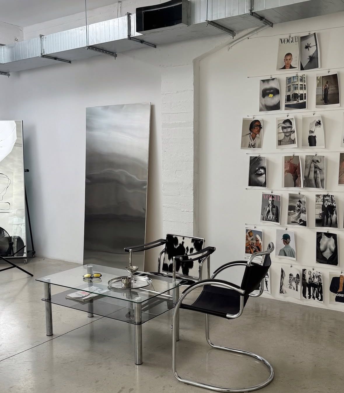 Kreativer Arbeitsraum für Zusammenarbeit mit einem kuratierten Netzwerk aus Creatives im Studio Unbothered.