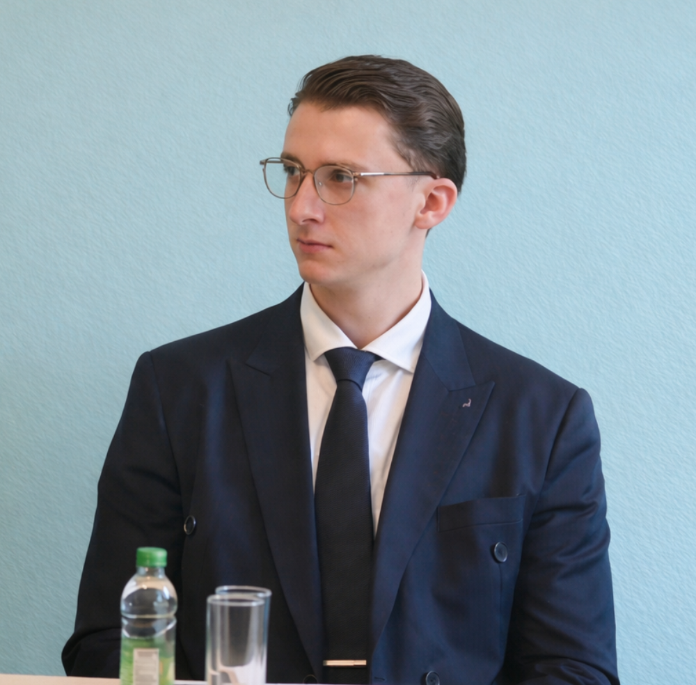 Gründer von bodi media in einem Anzug