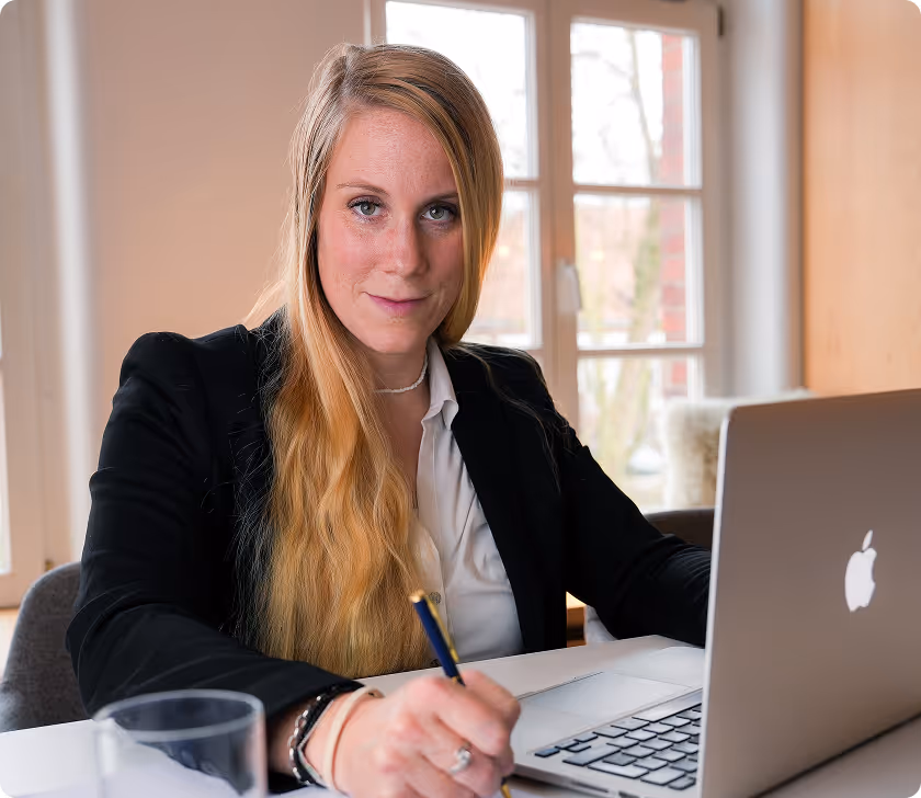 Digitale Assistenz organisiert Backoffice-Aufgaben am Laptop