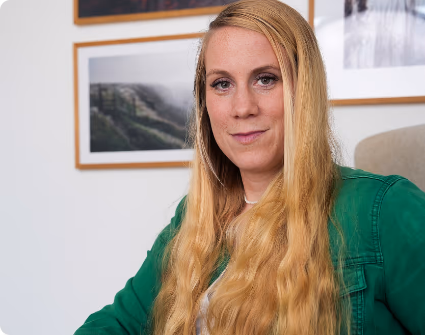 Digitale Assistenz im grünen Blazer für Backoffice-Unterstützung