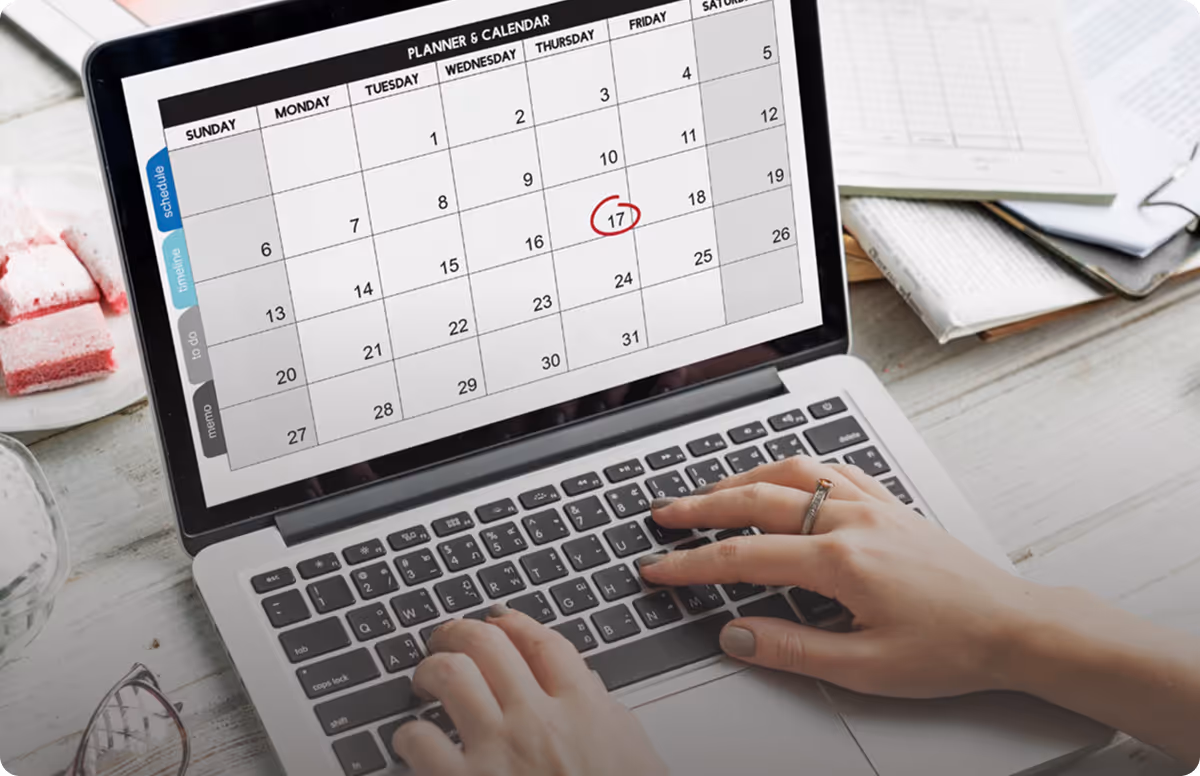 Kalender und Laptop für Daily To-dos und Organisation