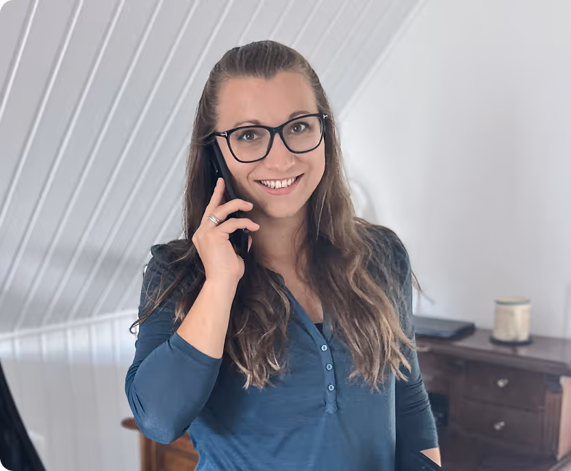 Digitale Assistenz telefoniert und organisiert Kundenkommunikation
