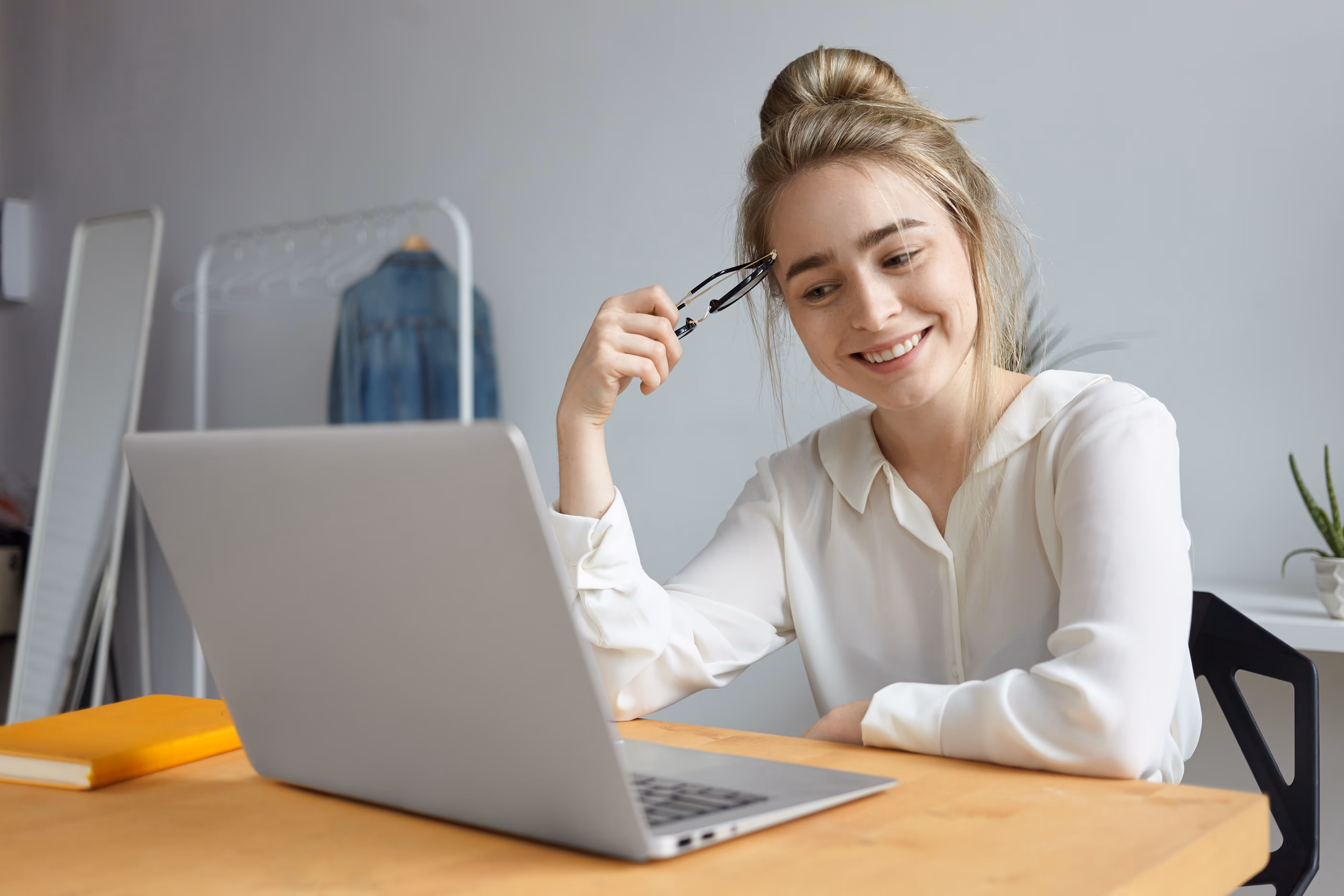 Digitale Backoffice-Assistenz arbeitet am Laptop für Vermögensberater